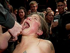 Жесткий ганг банг в рот азиатки