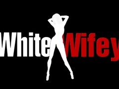 Негр наслюнявил и засунул большой член в узкое влагалище