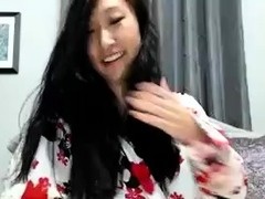 Красивая японка в кимоно мастурбирует на веб камеру