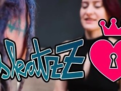 Татуированная неформалка лесби с дредами